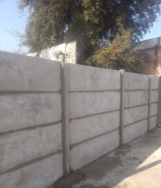 Cierre perimetral de concreto vibrado en el antejardín de una propiedad.