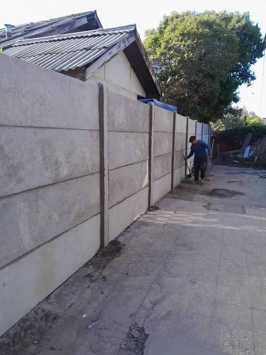 Cierre de concreto vibrado en un pasaje residencial.
