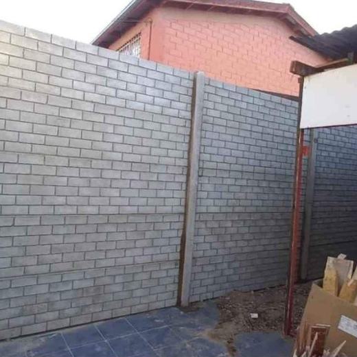 Cierre perimetral de bloques de concreto en un condominio.