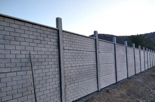 Cierre perimetral construido con bloques de concreto.