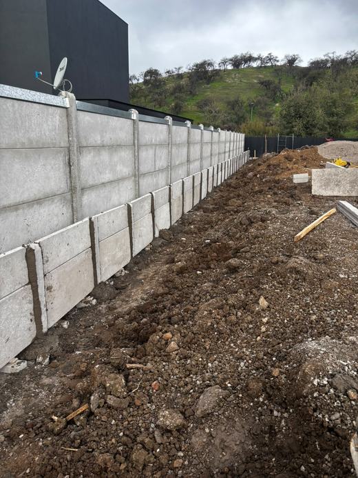 Cierre perimetral Bulldog en un terreno en construcción junto a una vivienda.